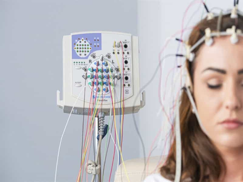 نوار مغز یا الکتروانسفالوگرام (EEG) چیست؟ و چه چیزی را نشان میدهد ؟